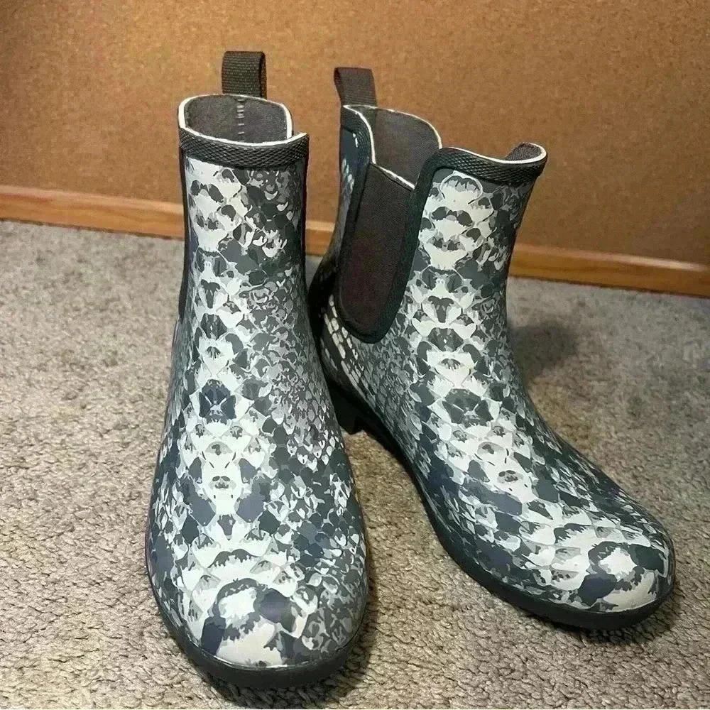 Chooka Women's Snake Print Eastlake Rain Boots Size 6 Gray Booties